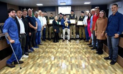 LS: Câmara homenageia policiais da Rotam por salvamento de bebê 